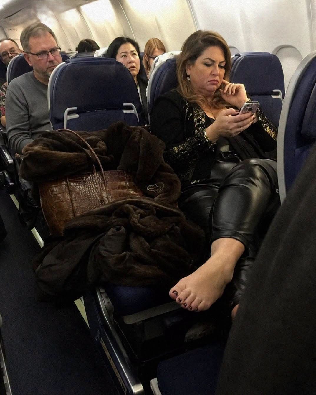 A Passenger Wouldn’t Leave the Seat I Paid For — Then My 10-Year-Old Daughter Noticed One Missing Detail